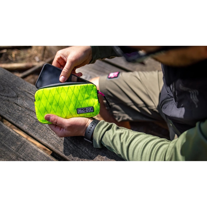 Vodoodbojna torbica MUC-OFF Rainproof Essentials Case HI-VIS Vodoodbojna torbica MUC-OFF Rainproof Essentials Case HI-VIS