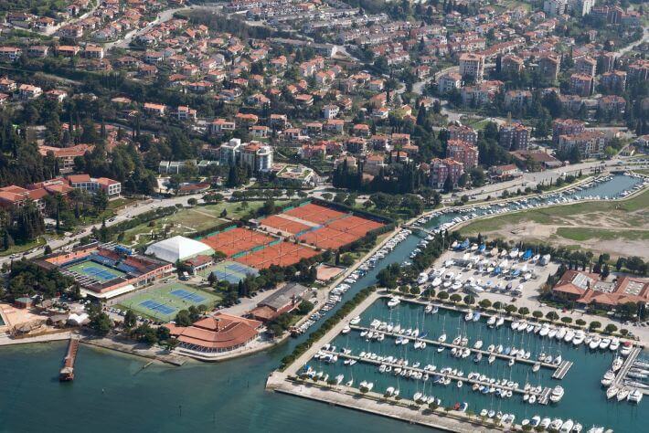 Slika obale iz ptičje perspektive Lucija in Portorož.